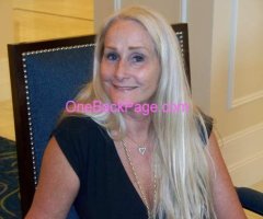 Mature Kissable leggy Escort